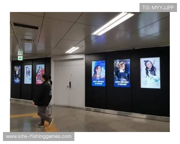 场边广告牌意外显示生日祝福,球员挥手致意