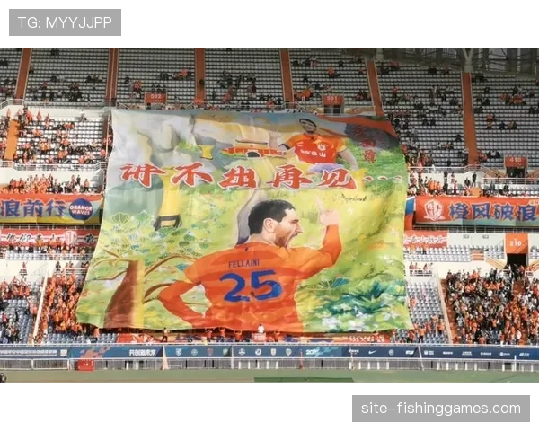 场边花絮:看台球迷打出巨型TIFO,致敬球队经典4-4-2“双塔”时代